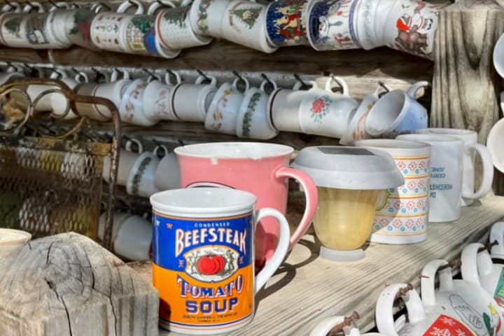 3. Tazas en The Collettsville Cup House. Foto - Participante anónimo en Quirky Roadside USA (Facebook)
