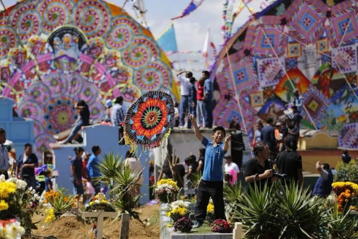 3. Niño volando barrilete en panteón. Foto - Emisoras Unidas
