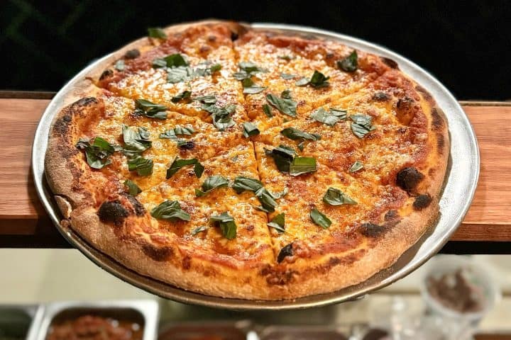 3. Pizza estilo NY. Foto - @pizzaroma_mx (Instagram)