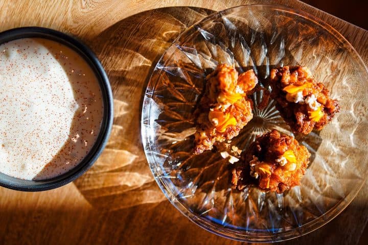 3. Palomitas de pollo con velouté de palomitas de maíz. Foto - @isidoresatx (Instagram)