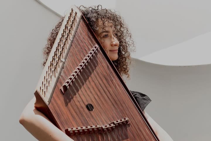 3. Mujer con salterio. Foto - @perla_veg (Instagram)