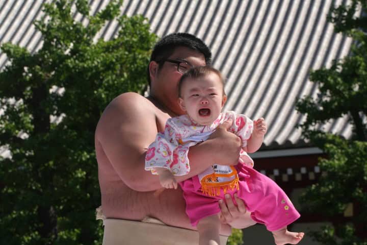 3. Bebé llorando durante el Nakizumo. Foto - Alamy