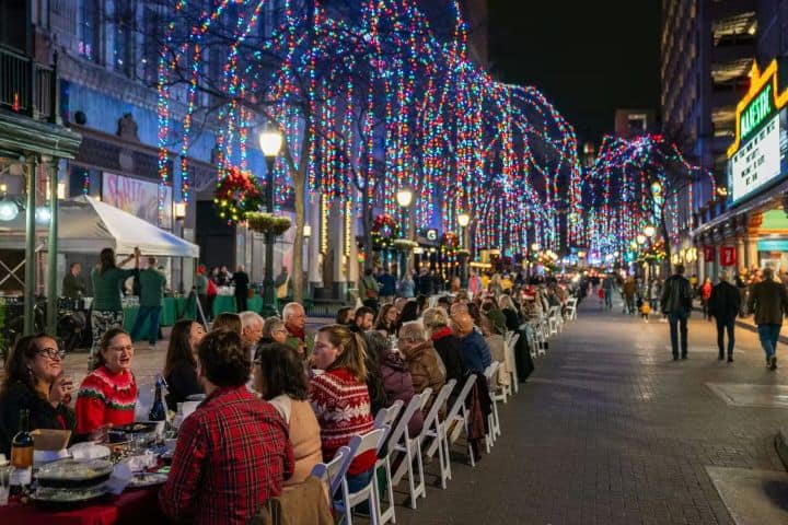 3. Cena navideña en Holidays on Houston. Foto - San Antonio Culture Map