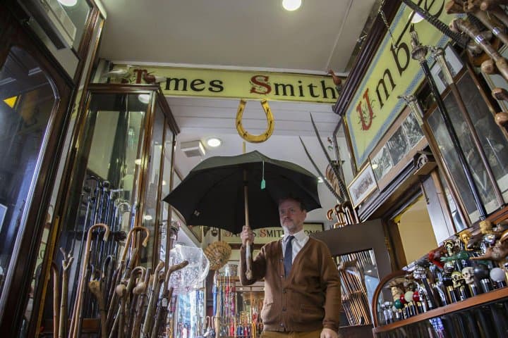 4. Hombre con paraguas en James Smith & Sons sobre una herradura de caballo. Foto - Getty Images