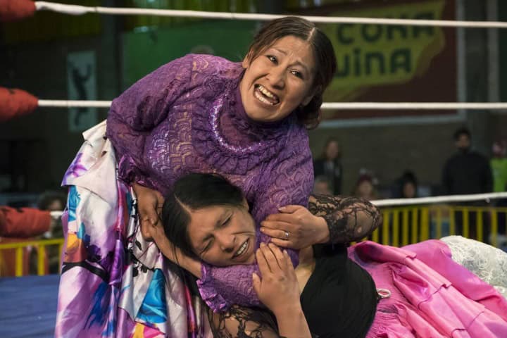 4. Llave en la lucha de cholitas. Foto - Alamy