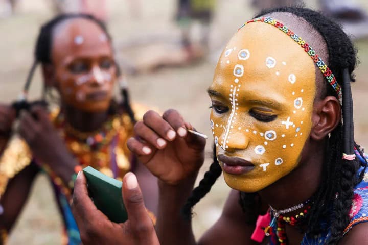 4. Hombres pintando su rostro. Foto - Kumakonda