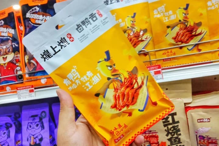 4. Lenguas de pato estofadas en tienda comercial. Foto - @everydaymartchaoshi (Instagram)