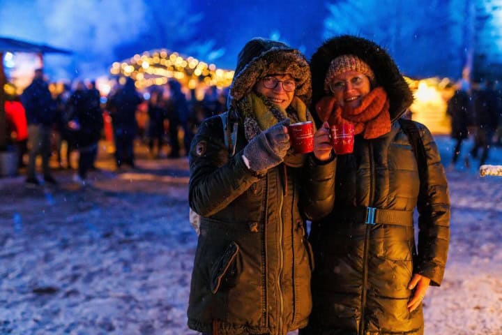 4. Viajeras tomando vino caliente en el Mercado de Ravenna Gorge. Foto - Alamy