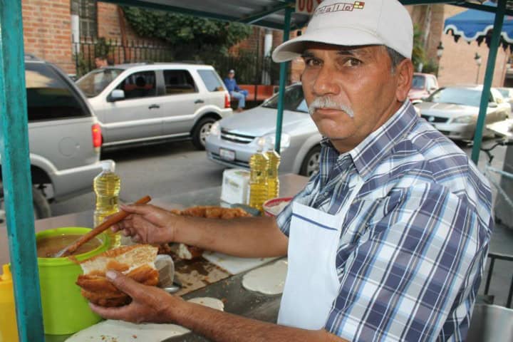 4. Churrero de "Los Putazos" preparando churro gordo con cajeta. Foto - MI Querido Ocotlán (Facebook)