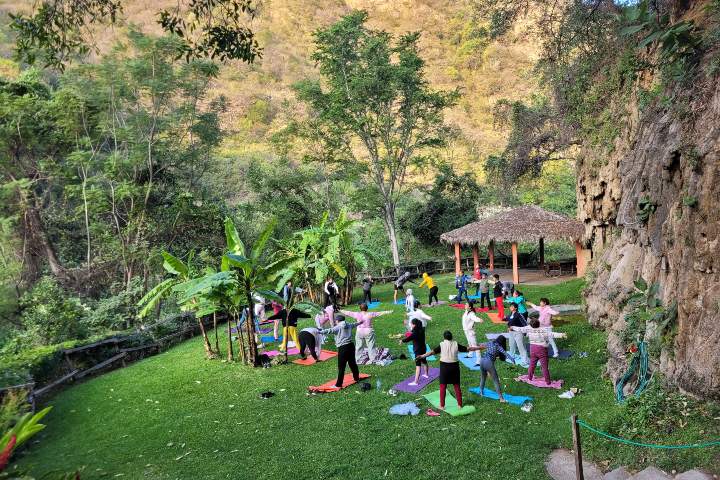 4. Sesión de yoga al aire libre. Foto - Rehiletes