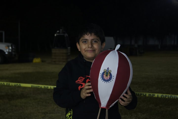 4. Niño con globo de tela. Foto - Gus Espinosa