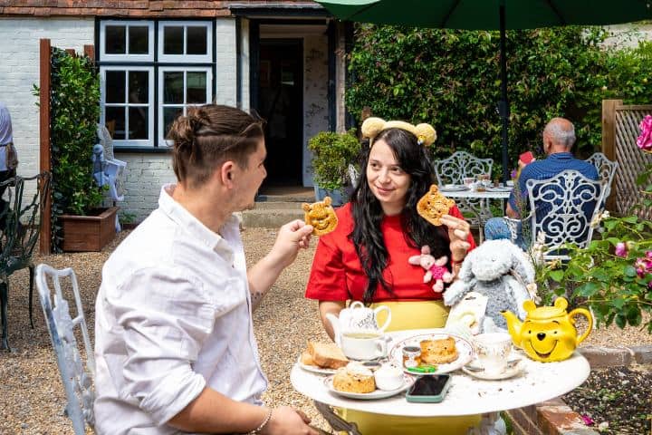 4. Pareja en Pooh Corner. Foto - @letsjustgoaway14 (Instagram)