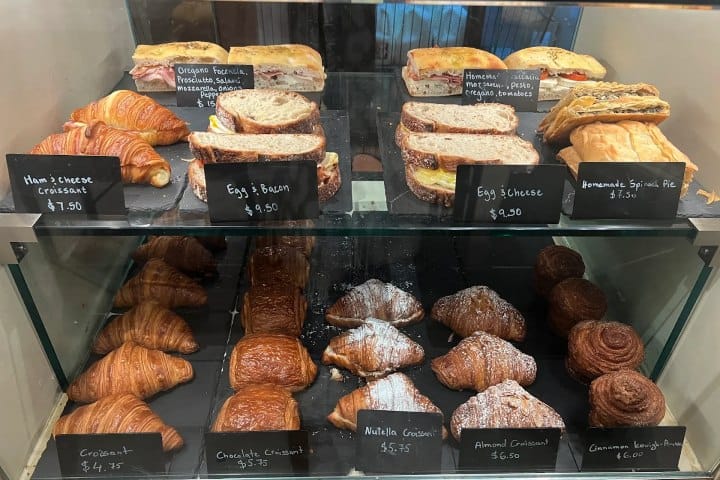 4. Sandwiches y panes en Ariston. Foto - Samiha Zaman (Google Maps)