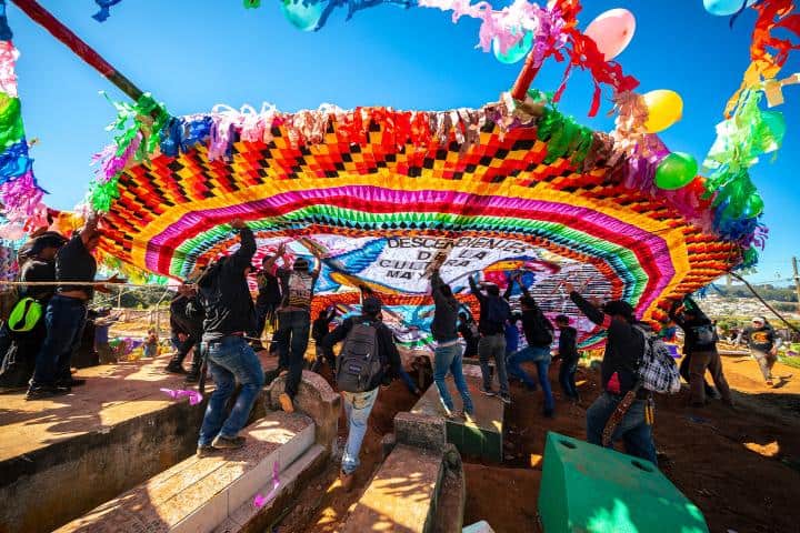 4. Comunidad levantando barrilete gigante. Foto - Liberal Gt