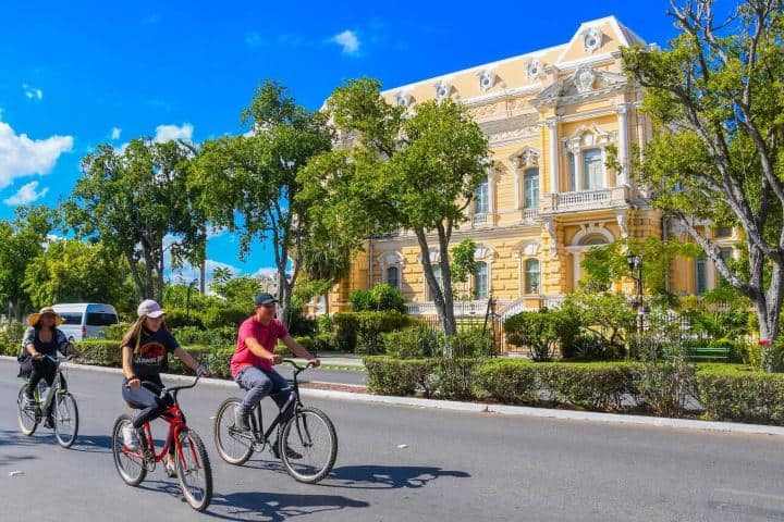 4. Ciclistas sobre Paseo de Montejo, Mérida. Foto - Alamy