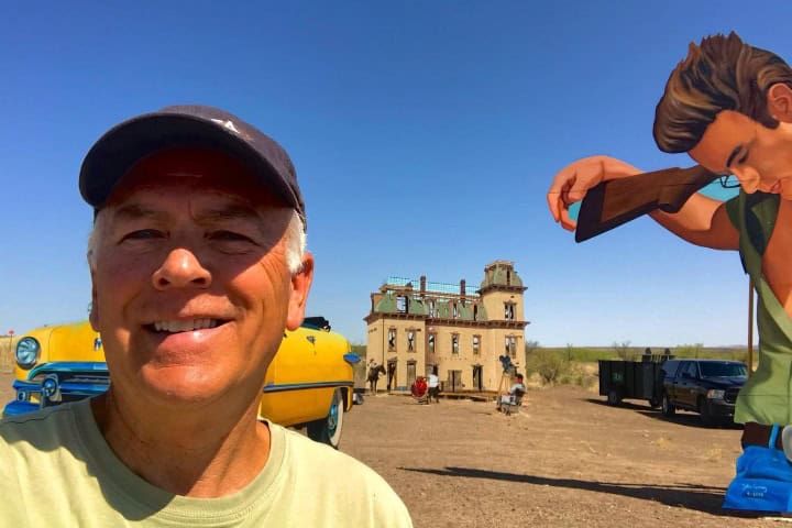 4. John Cerney durante la instalación de Giant Marfa Mural. Foto - @johncerney (Instagram)
