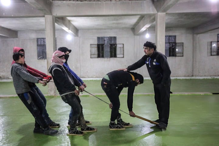 4. Artesanos cortando las barras de jabón. Foto - Getty Images