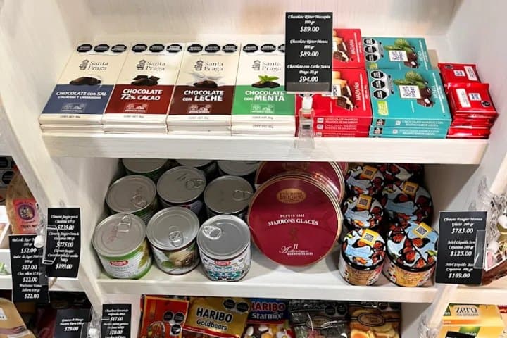 4. Chocolates y enlatados en Casa Fromager. Foto - Shanit Raphael (Google Maps)