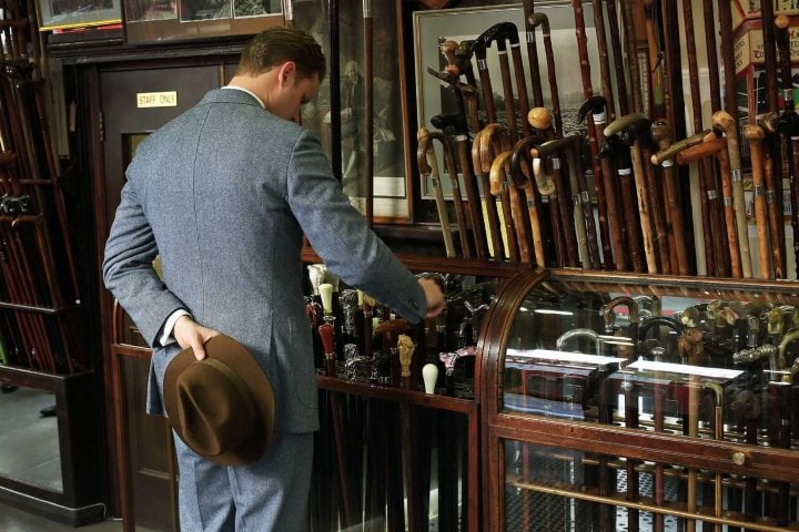 5. Visitante mirando bastones en James Smith & Sons. Foto - Alamy