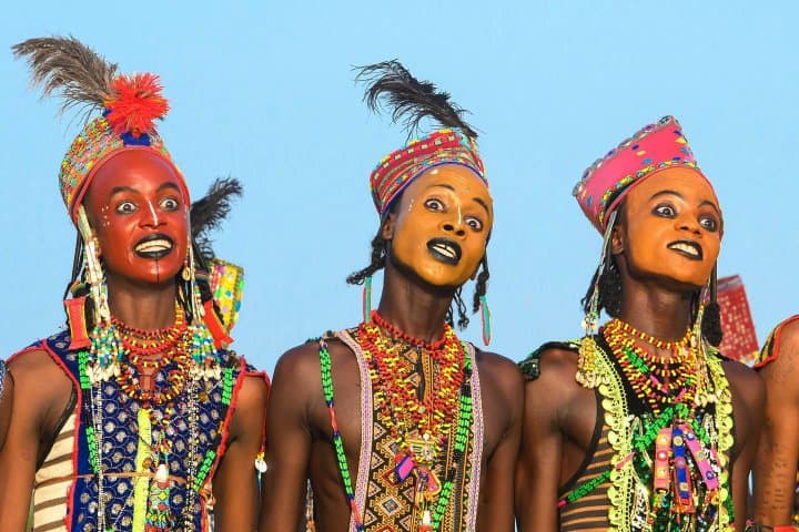 5. Hombres participando en el concurso de belleza de Guerewol. Foto - @shemimages (Instagram)