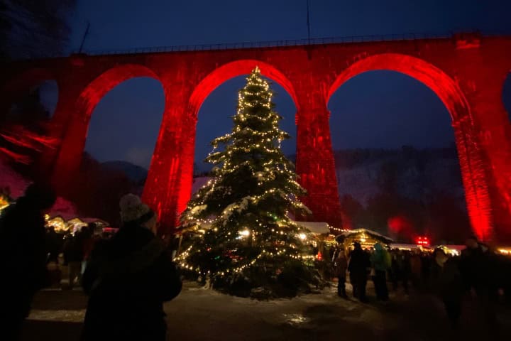 5. Árbol de Navidad en el Mercado de Ravenna Gorge. Foto - Jennifer Monroe (Facebook)