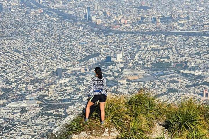 5. Viajera mirando Monterrey desde el Cerro de la Silla. Foto - Monterrey en Imagenes (Facebook)
