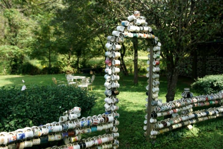 5. Tazas en la valla de The Collettsville Cup House. Foto - KellyKazek