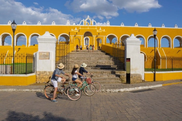5. Ciclistas frente al Ex-Convento de San Antonio de Padua en Izamal, Yucatán. Foto - @ecoyucatan_ (Instagram)