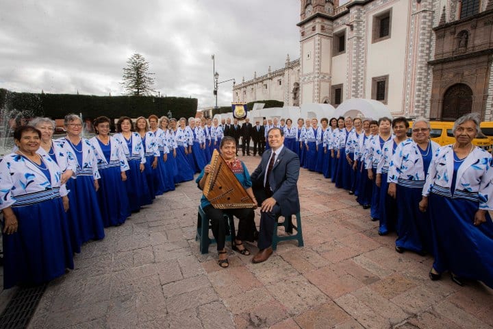 5. Dueto Dulcemelos acompañado del coro de adultos mayores "Gracias a la Vida". Foto - Dulcemelos Larios Barrientos (Facebook)