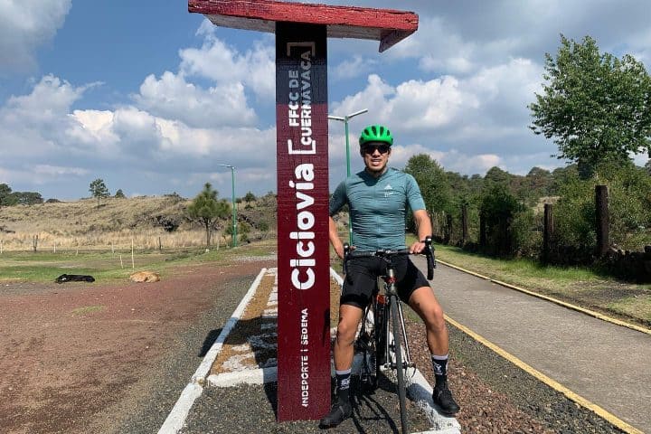5. Ciclista a un lado de poste de la ciclovía Ferrocarril de Cuernavaca. Foto - @israsanchez45 (Instagram)