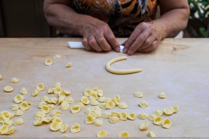5. Manos de nonna haciendo orecchiette. Foto - Nunzia - La signora delle orecchiette di Bari Vecchia (Facebook)