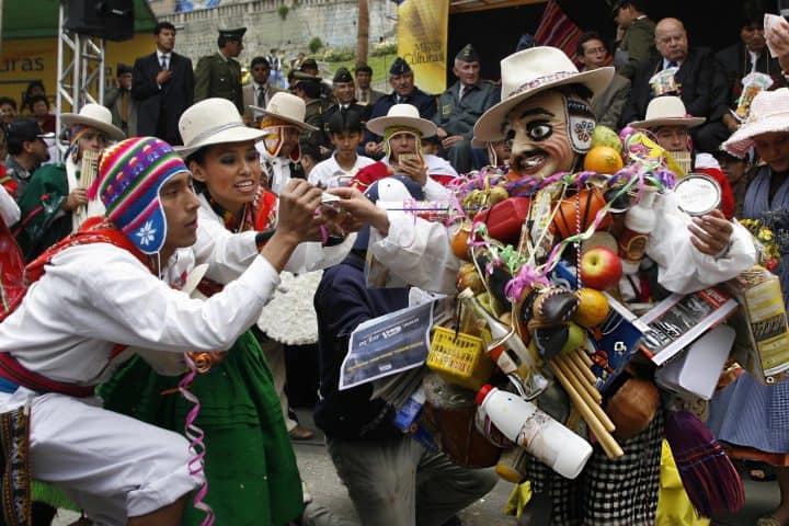 6. Participantes entregando figuras a personificación del dios Ekeko durante el Festival de Alasitas. Foto - Getty Images