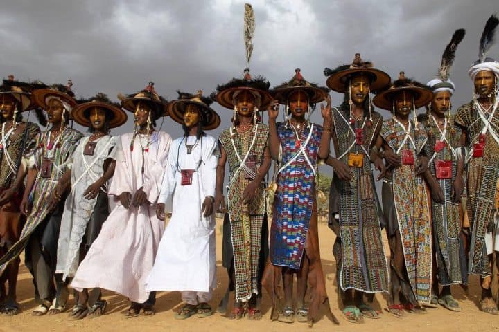 6. Hombres participando en el concurso de belleza de Guerewol. Foto - Alamy