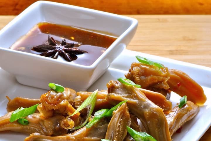 6. Lenguas de pato acompañadas de salsa. Foto - r/chinesefood (Reddit)