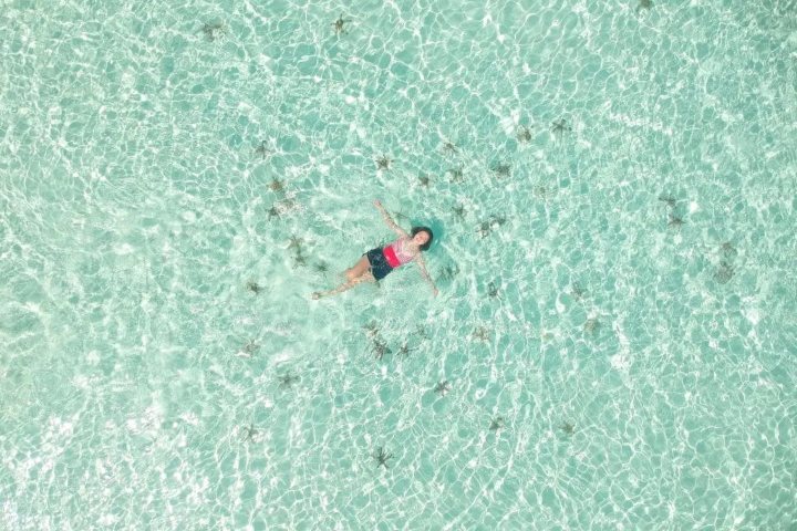 6. Mujer flotando en la Isla Candaraman. Foto - balabac
