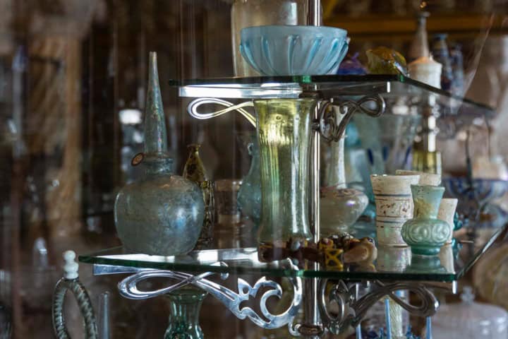 6. Colección de vidrio en Casa Amatller. Foto - casessingulars