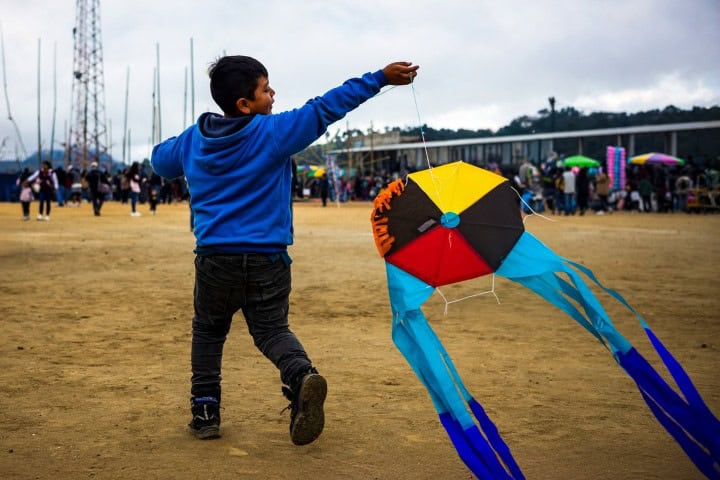 6. Niño volando un barrilete. Foto - @_donaldomolinasv (Instagram)