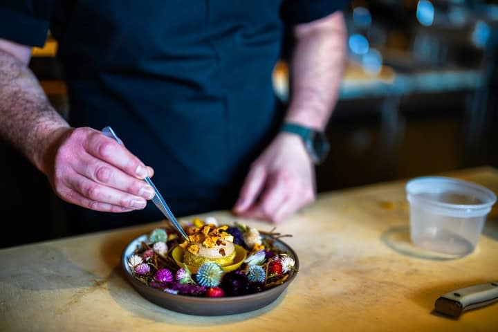 6. Preparación de platillo en Nicosi. Foto - @nicosi_satx (Instagram)