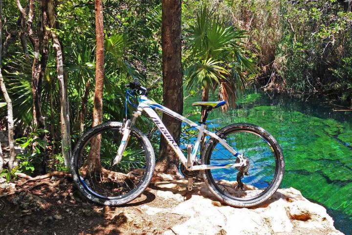 6. Bicicleta frente a cenote. Foto - mexicokantours