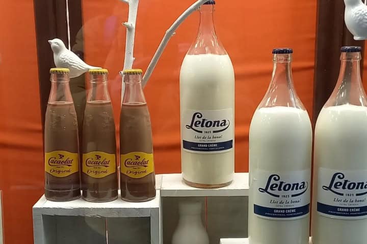 6. Botellas de ColaCao y crema de venta en la Granja M. Viader. Foto - @passejantcatalunya (Instagram)