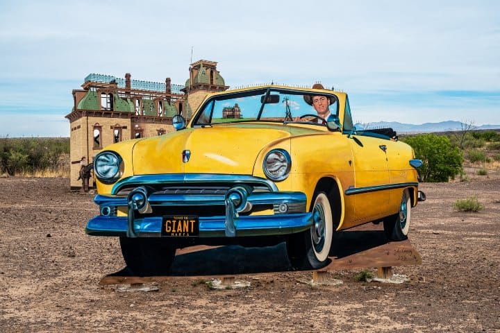 6. Mural del auto en Giant Marfa Mural. Foto - Jim Holland (Facebook)