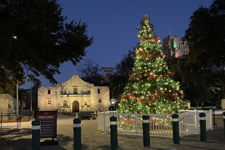 6. Árbol de Navidad en el Alamo. Foto - Visit San Anotnio