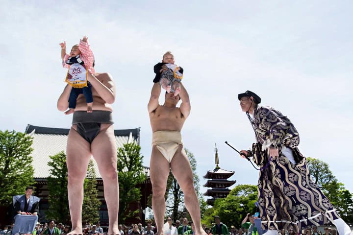 6. Bebés concursantes durante el Nakizumo. Foto - Alamy