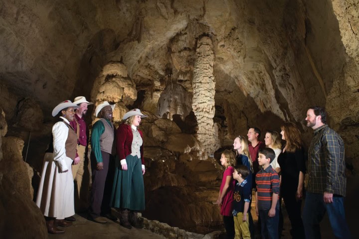 6. Villancicos en Natural Bridge Caverns. Foto - KSAT