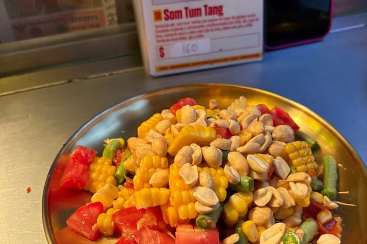 6. Som tung Tang: ensalada de maíz típica del norte de Tailandia. Foto - @local.mx (Instagram)