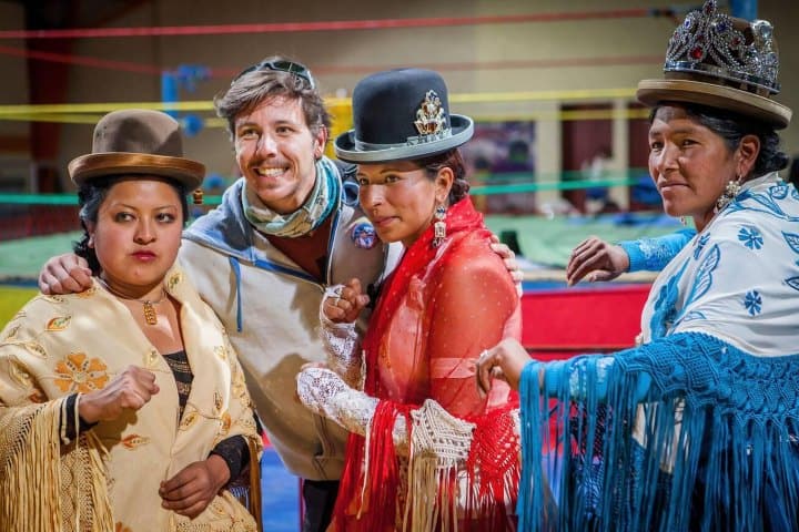 7. Viajero tomándose foto con las cholitas. Foto - Alamy