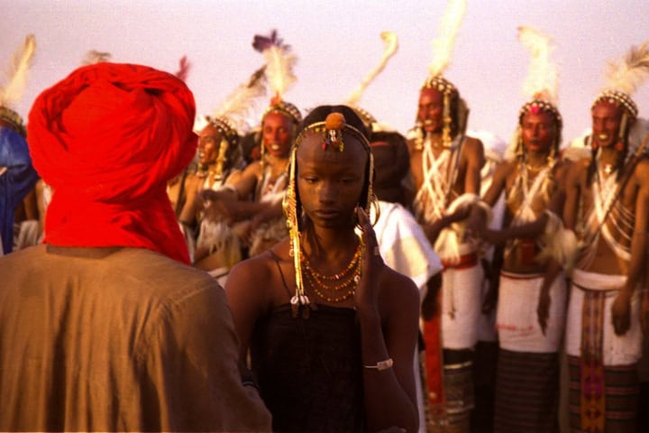 7. Mujer escogiendo a hombre durante el Guerewol. Foto - @periodistan_ (X)