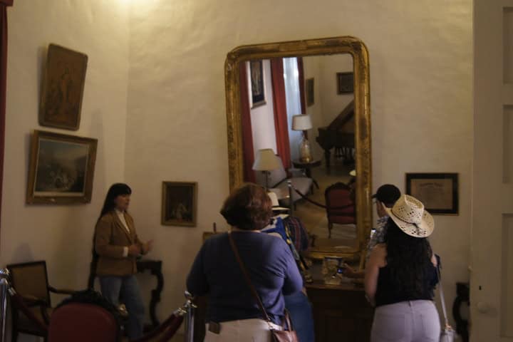 7. Espejo en la sala de estar de la Hacienda de Cánovas. Foto - Gus Espinosa