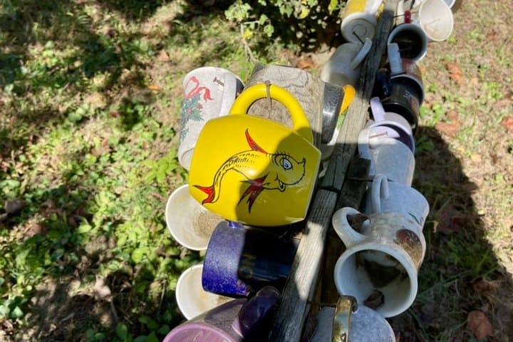 7. Tazas en The Collettsville Cup House. Foto - Participante anónimo en Quirky Roadside USA (Facebook)