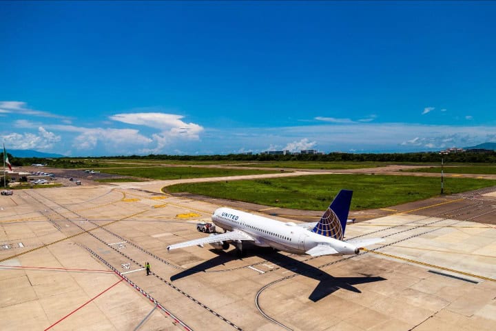 7. Avión de United en el Aeropuerto Internacional Puerto Vallarta. Foto - Archivo United